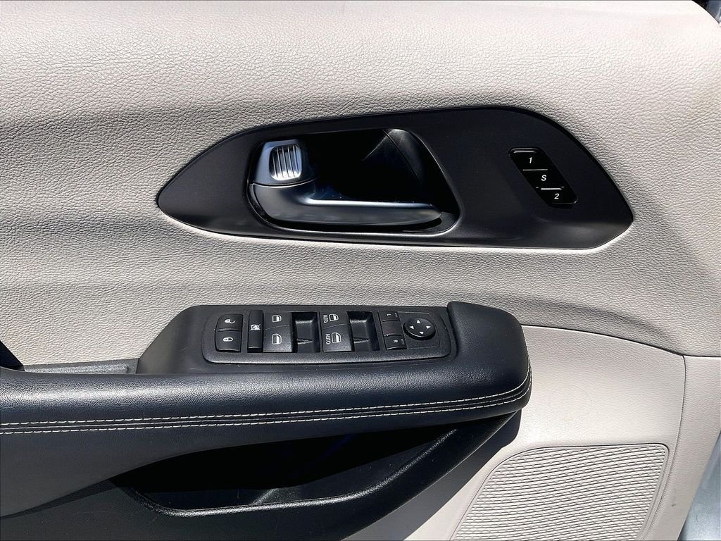 Used 2023 Silver Mist Clearcoat Chrysler Touring L image 36