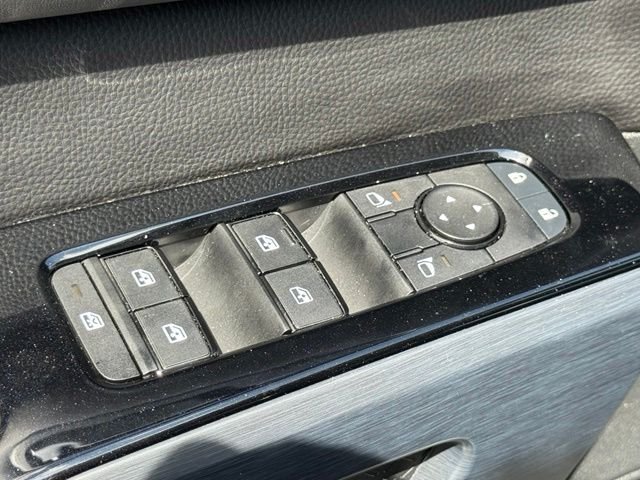 Used 2025 Everest White Pearl Tricoat Nissan SL image 18