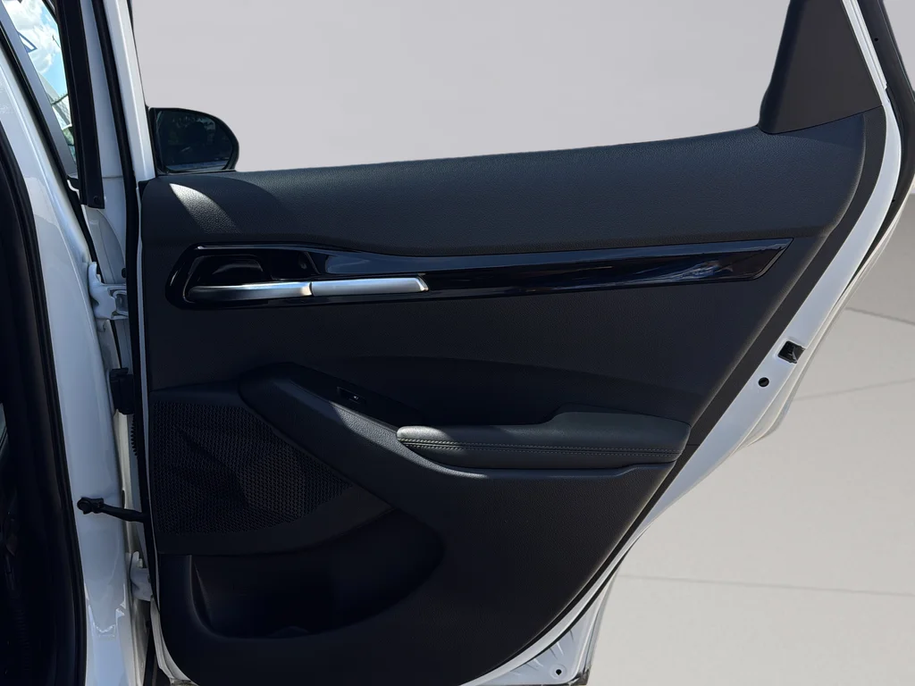 Used 2024 Snow White Pearl Kia SX image 29