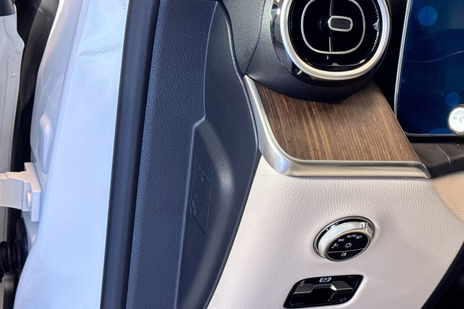 New 2026 Polar White Mercedes-Benz GLC 300 image 10