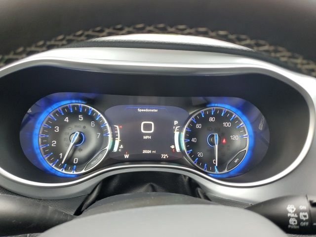 Used 2025 White Chrysler Limited image 25