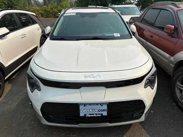 Used 2023 Snow White Pearl Kia Wave image 3