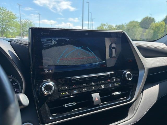 Used 2021 Blizzard Pearl Toyota Platinum image 33