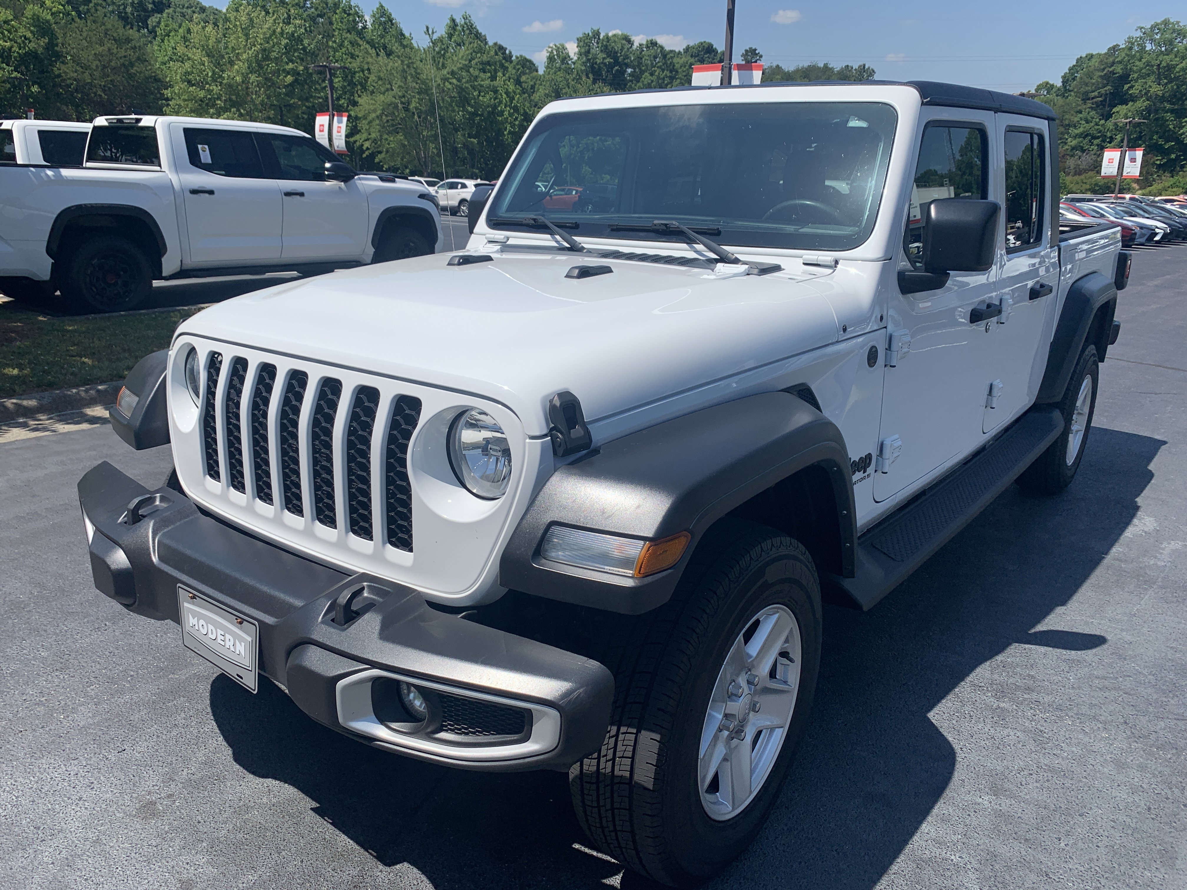 2023 Jeep Gladiator Sport S's photo