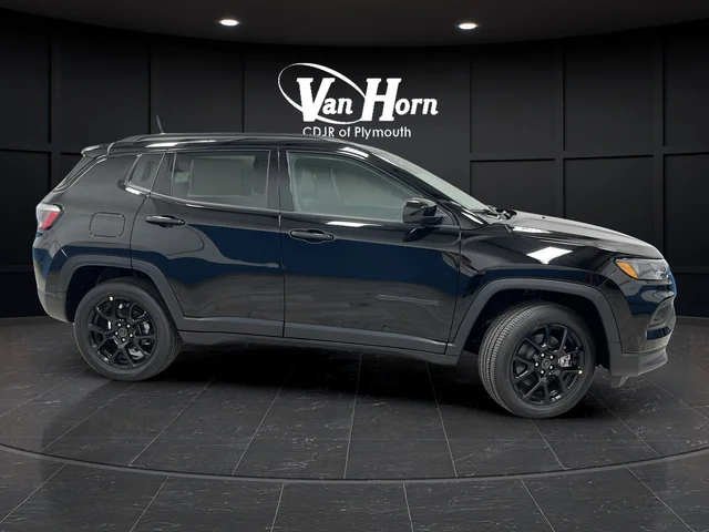 New 2026 Diamond Black Crystal Pearl-Coat Exterior Paint Jeep Latitude image 8