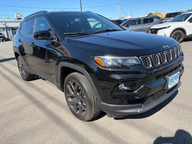 New 2026 Diamond Black Crystal Pearl-Coat Exterior Paint Jeep Limited image 3