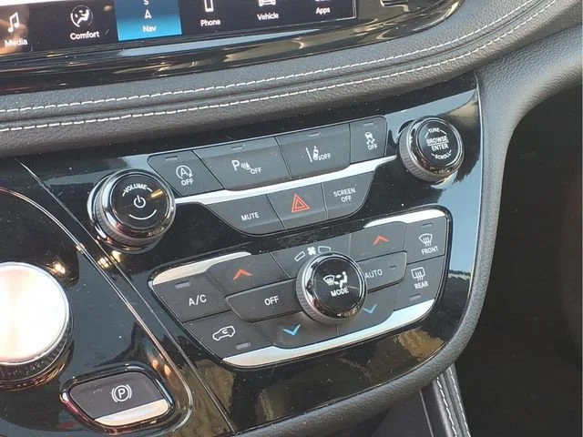 Used 2025  Chrysler Limited image 8