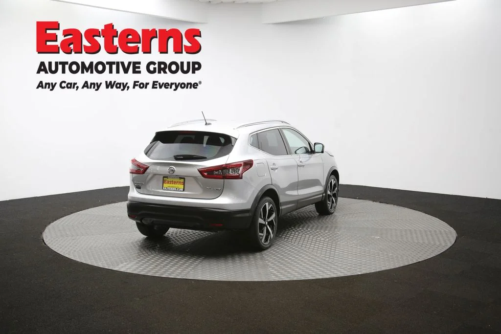 Used 2022 Silver Nissan SL image 39