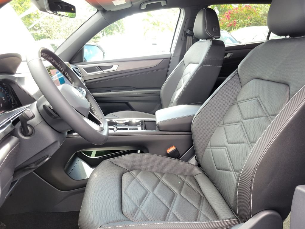 New 2026 White/off-white Volkswagen SE w/Technology image 11