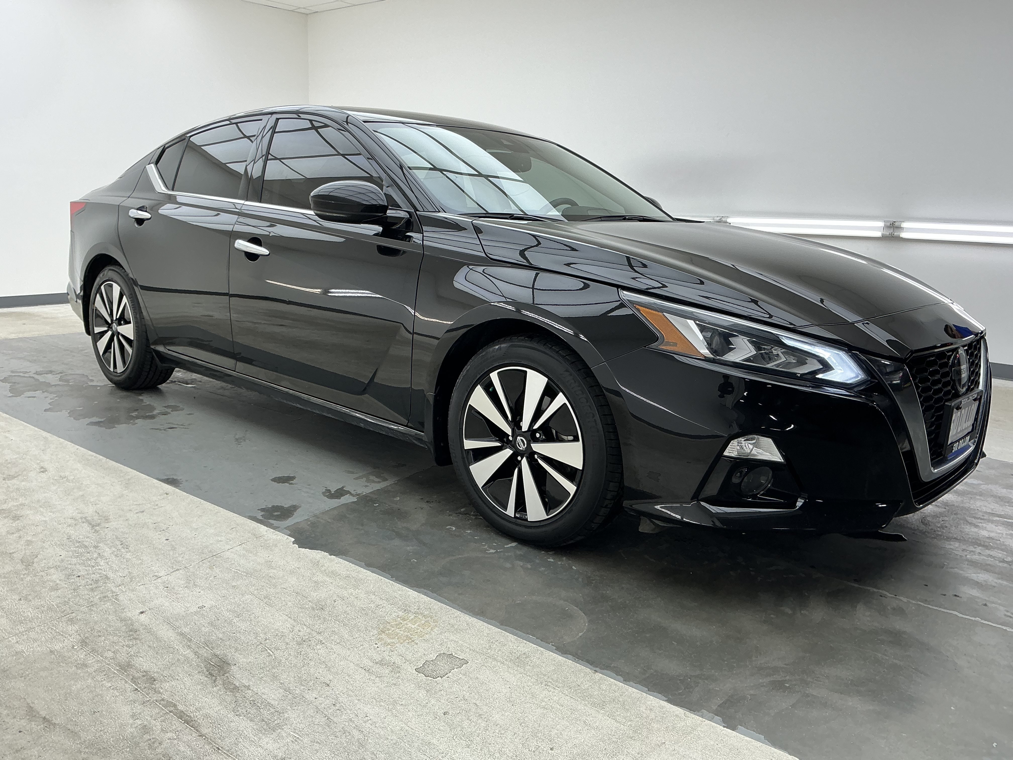 Used 2019 Super Black Nissan 2.5 SL image 3