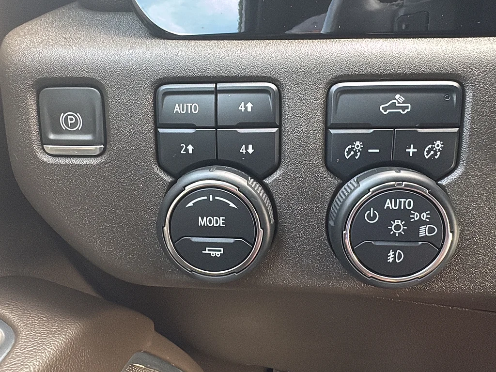 Used 2023 Summit White Chevrolet  image 27