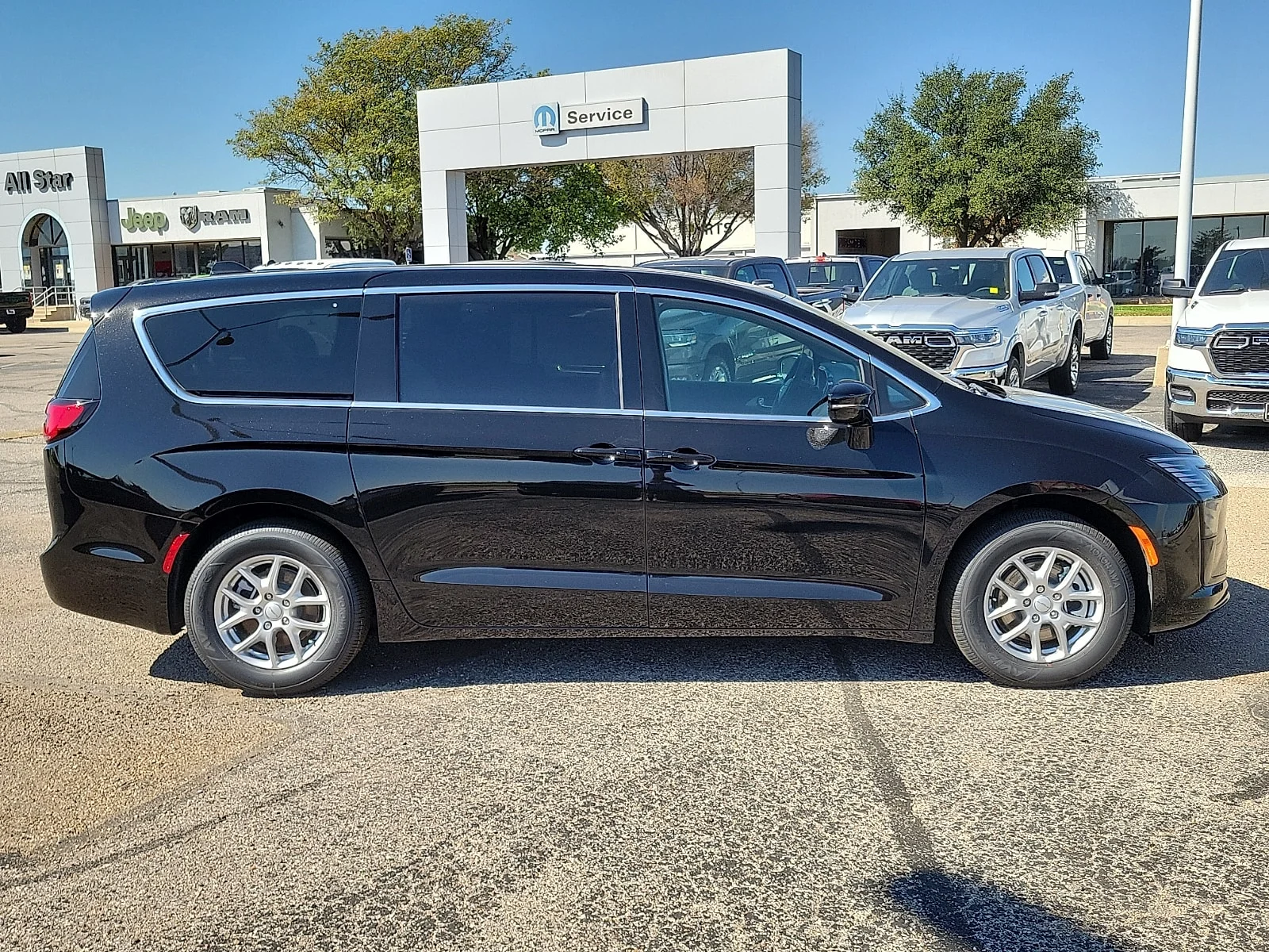 New 2027 Diamond Black Crystal Pearlcoat Chrysler SELECT image 5