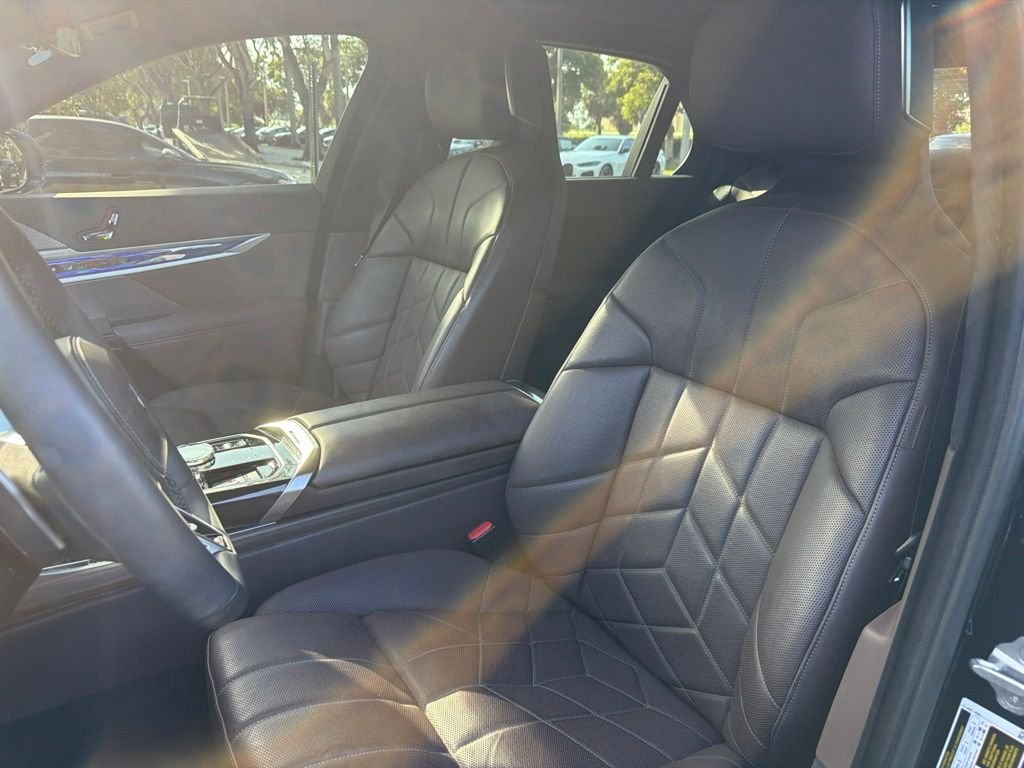 Certified Used 2023 Carbon Black Metallic BMW xDrive60 image 3