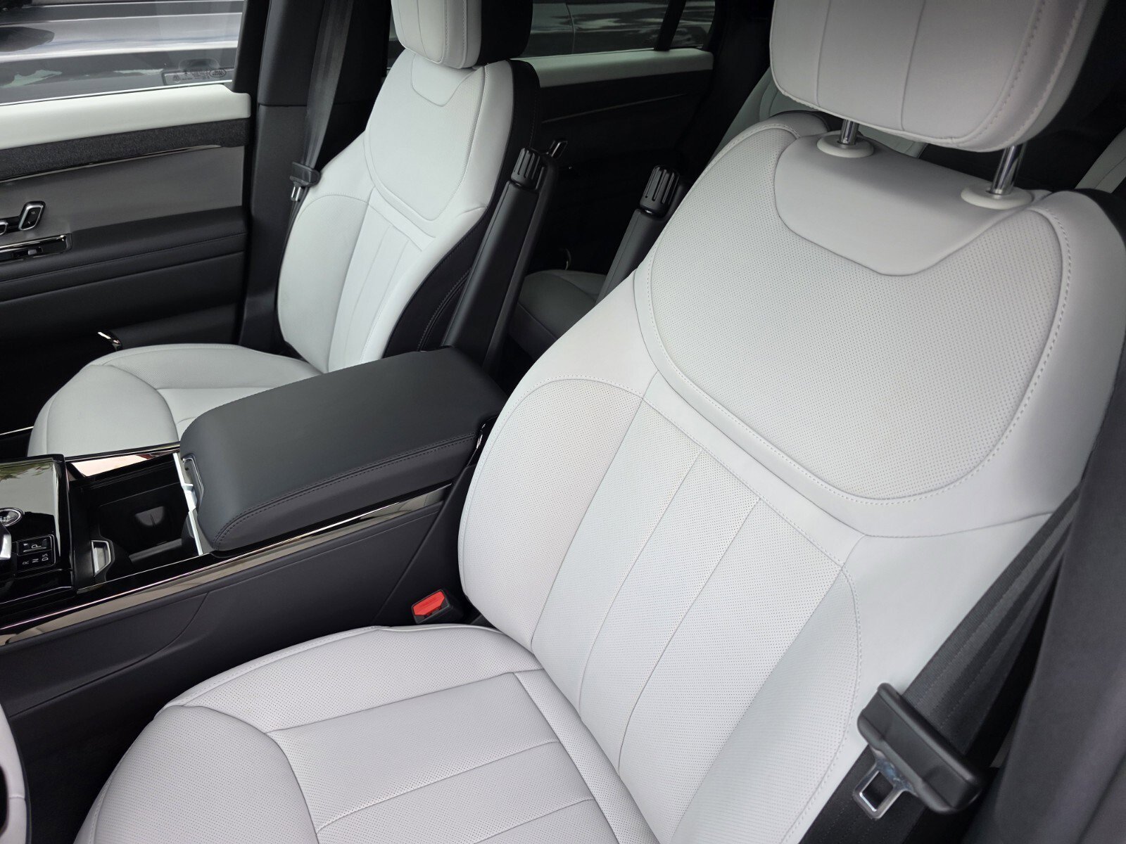New 2026 Fuji White Land Rover P400 Dynamic SE image 12