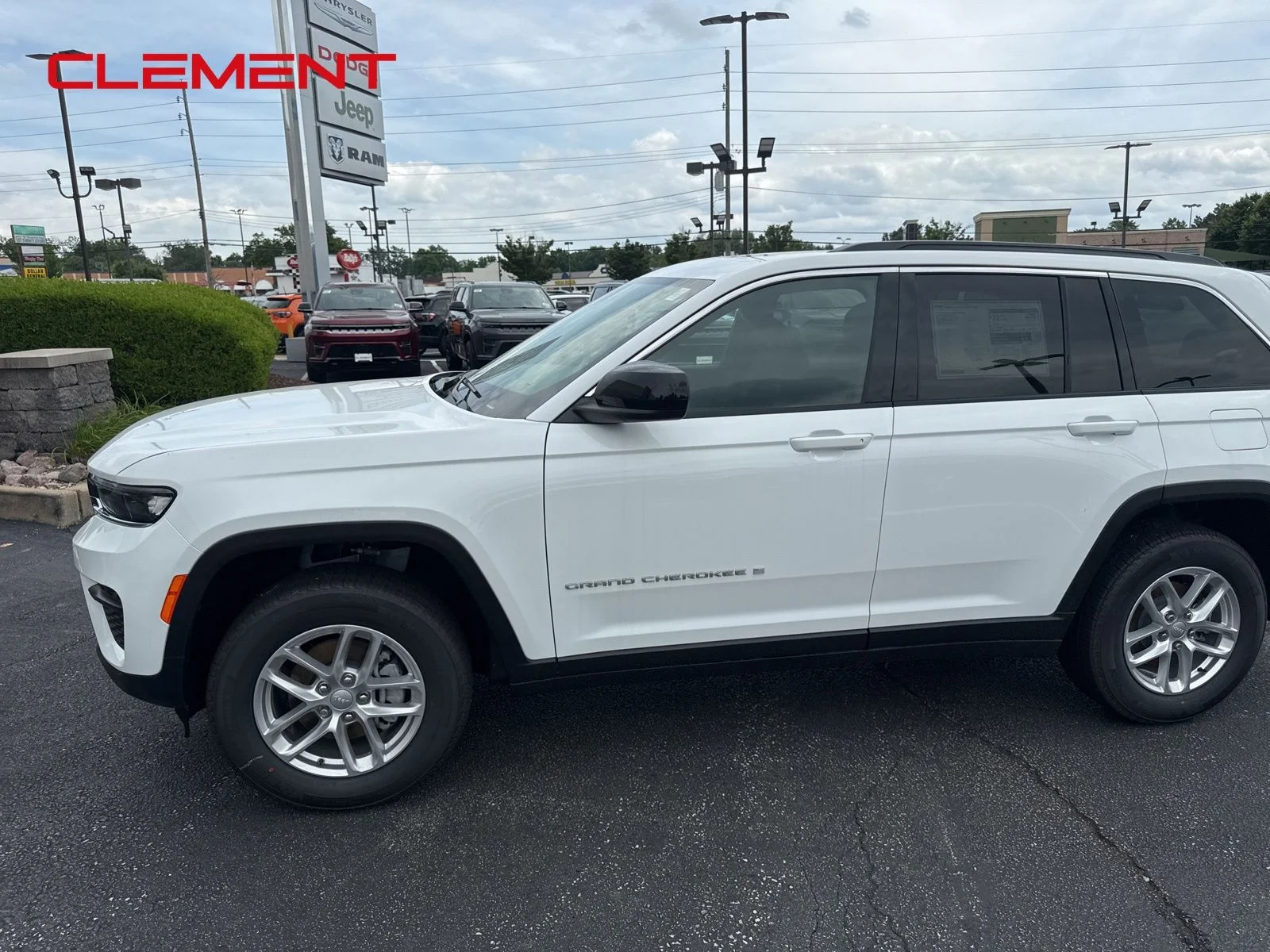 New 2026 Bright White Clear-Coat Exterior Paint Jeep Laredo X image 3
