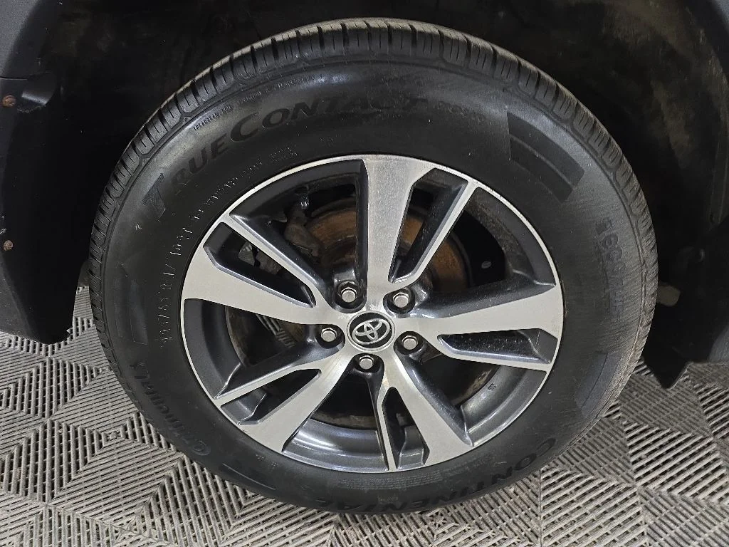 Used 2018 Gray Toyota XLE image 14