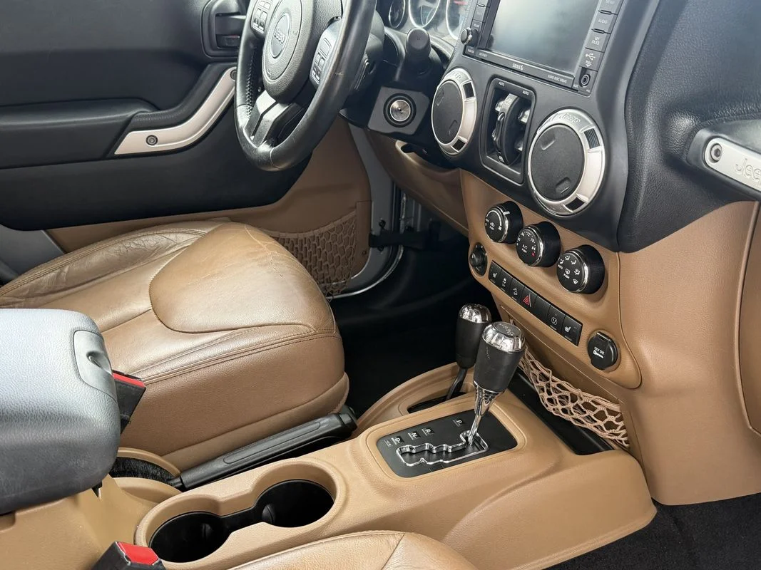 Used 2013  Jeep Sahara image 23