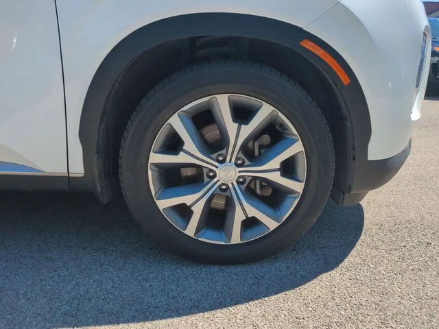 Used 2021 White Hyundai SEL image 9