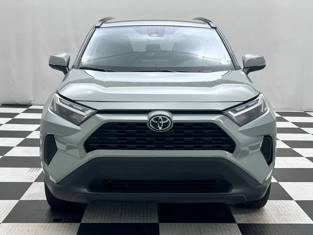Used 2023  Toyota XLE image 3