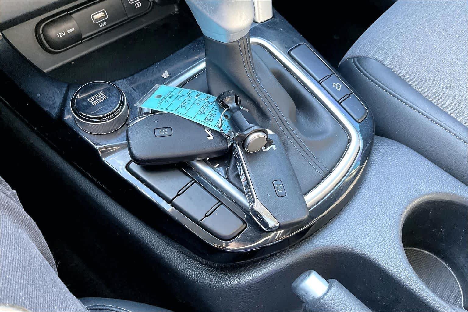 Used 2022 Clear White/Black Roof Kia S image 14