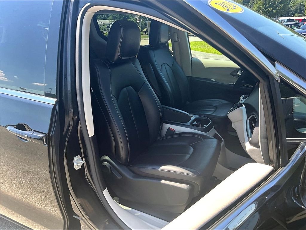 Used 2024 Black Chrysler Touring L image 11