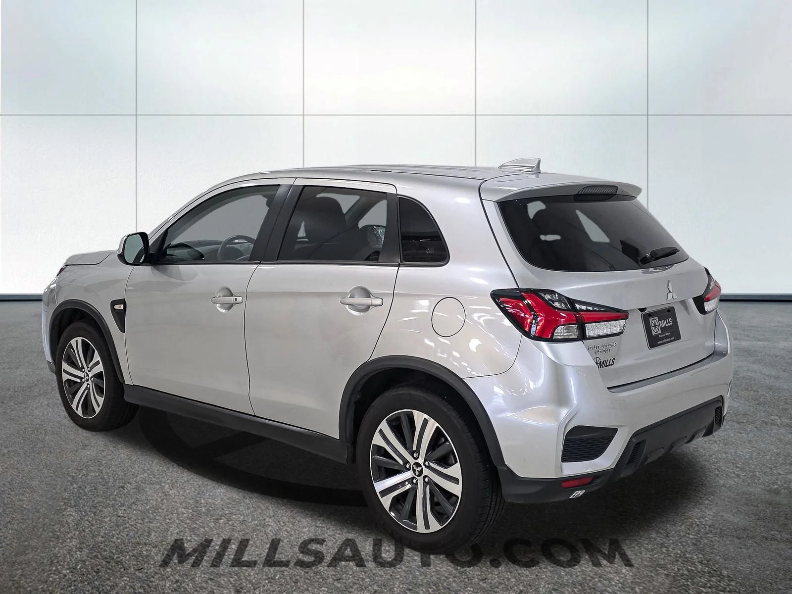 Used 2024  Mitsubishi  image 4