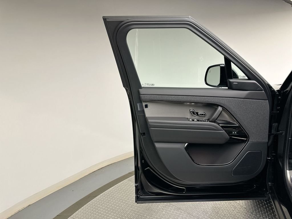 New 2026 Santorini Black Metallic Land Rover SE image 9