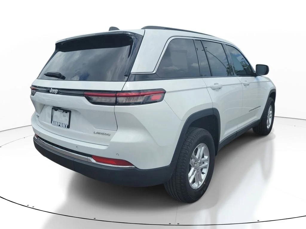 Used 2025 White Jeep Laredo image 5