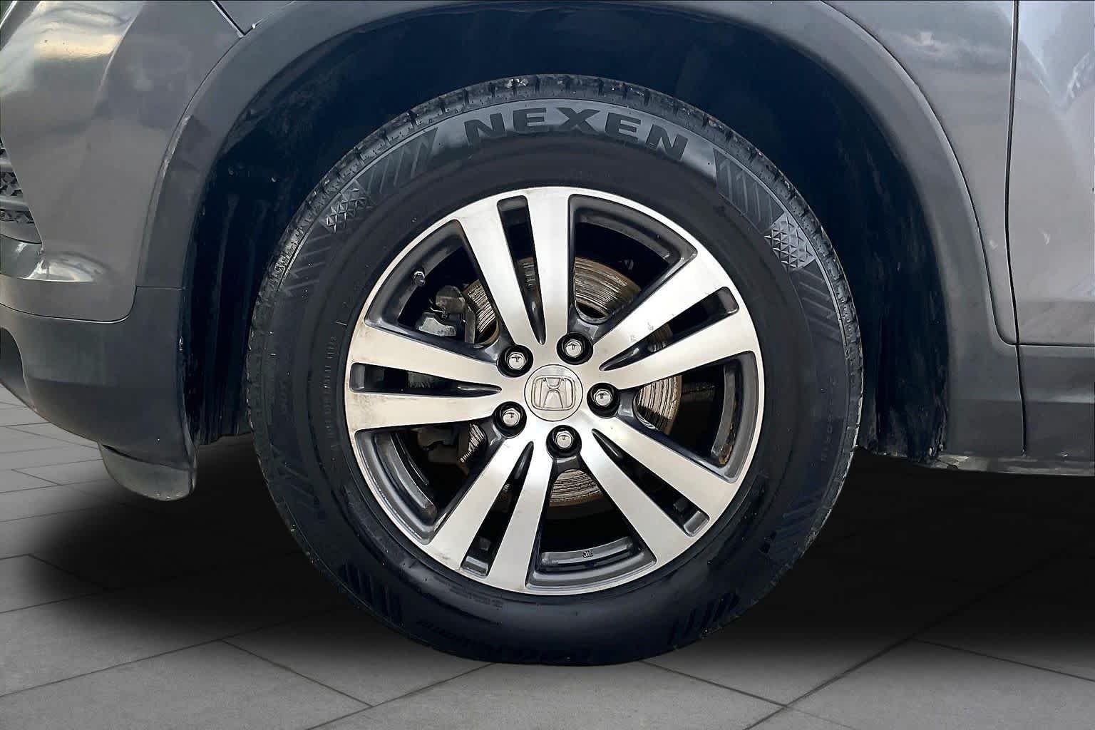 Used 2017  Honda EX image 11