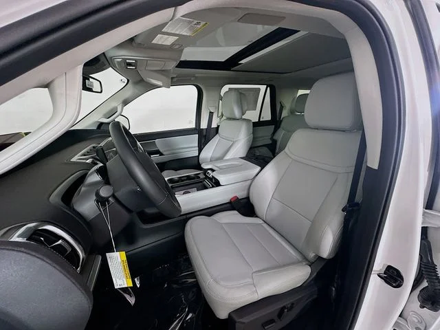 New 2027 Star White Metallic Tri-Coat Ford Platinum image 19