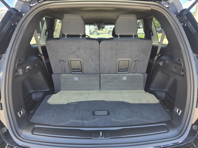 New 2026 Diamond Black Crystal Pearl-Coat Exterior Paint Jeep LAREDO 4X2 image 16