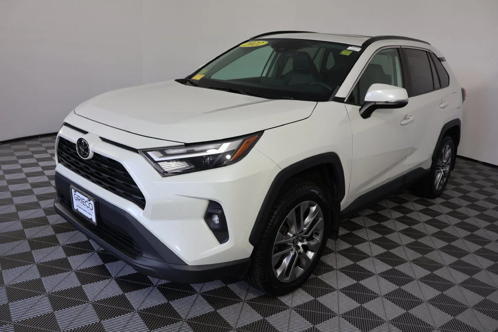 Used 2022 Blizzard Pearl Toyota XLE Premium image 4