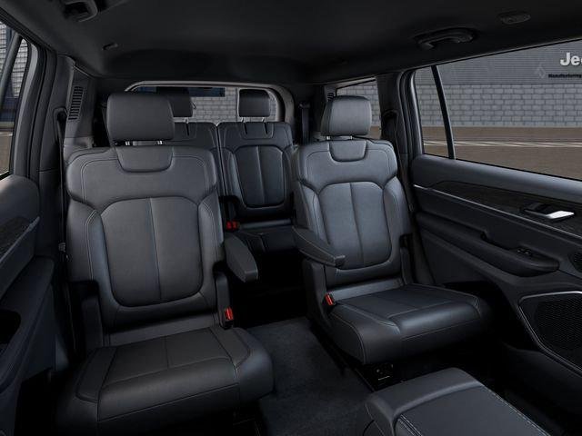 New 2026 Diamond Black Crystal Pearl-Coat Exterior Paint Jeep Limited image 16