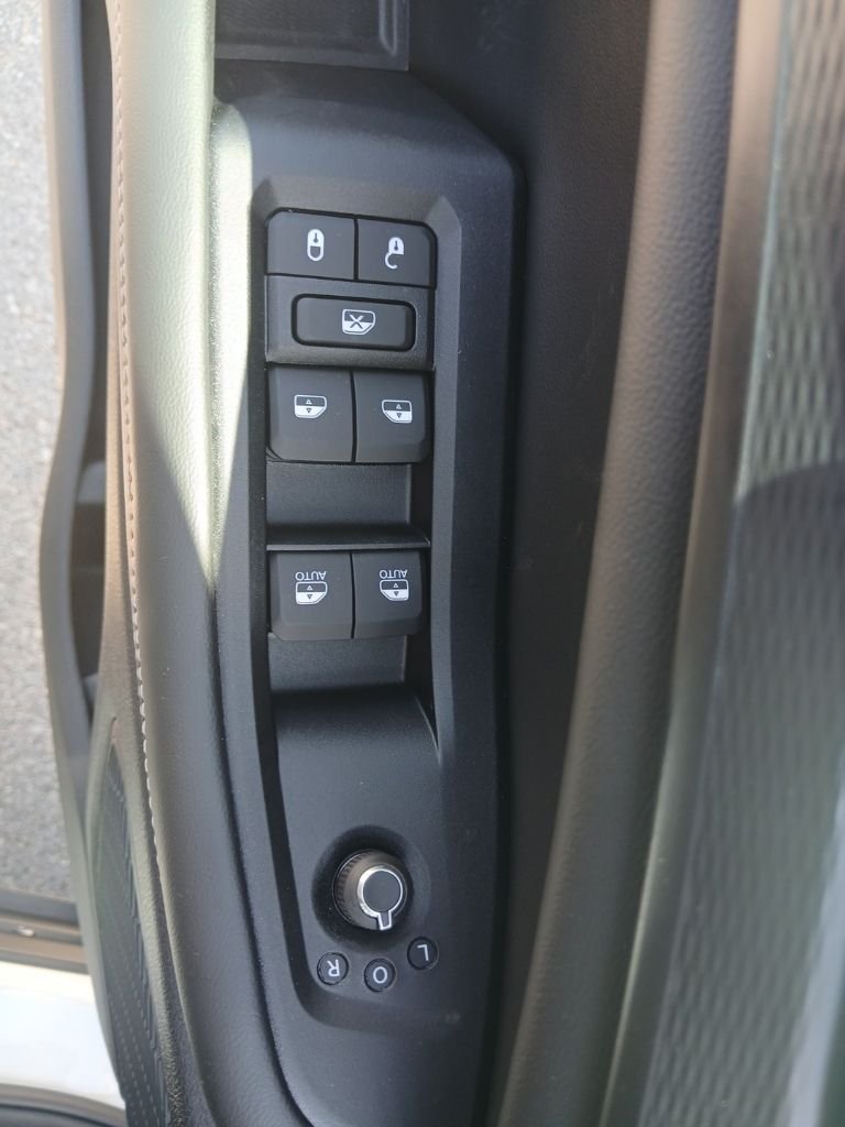New 2026 Bright White Clear-Coat Exterior Paint Jeep Laredo image 28