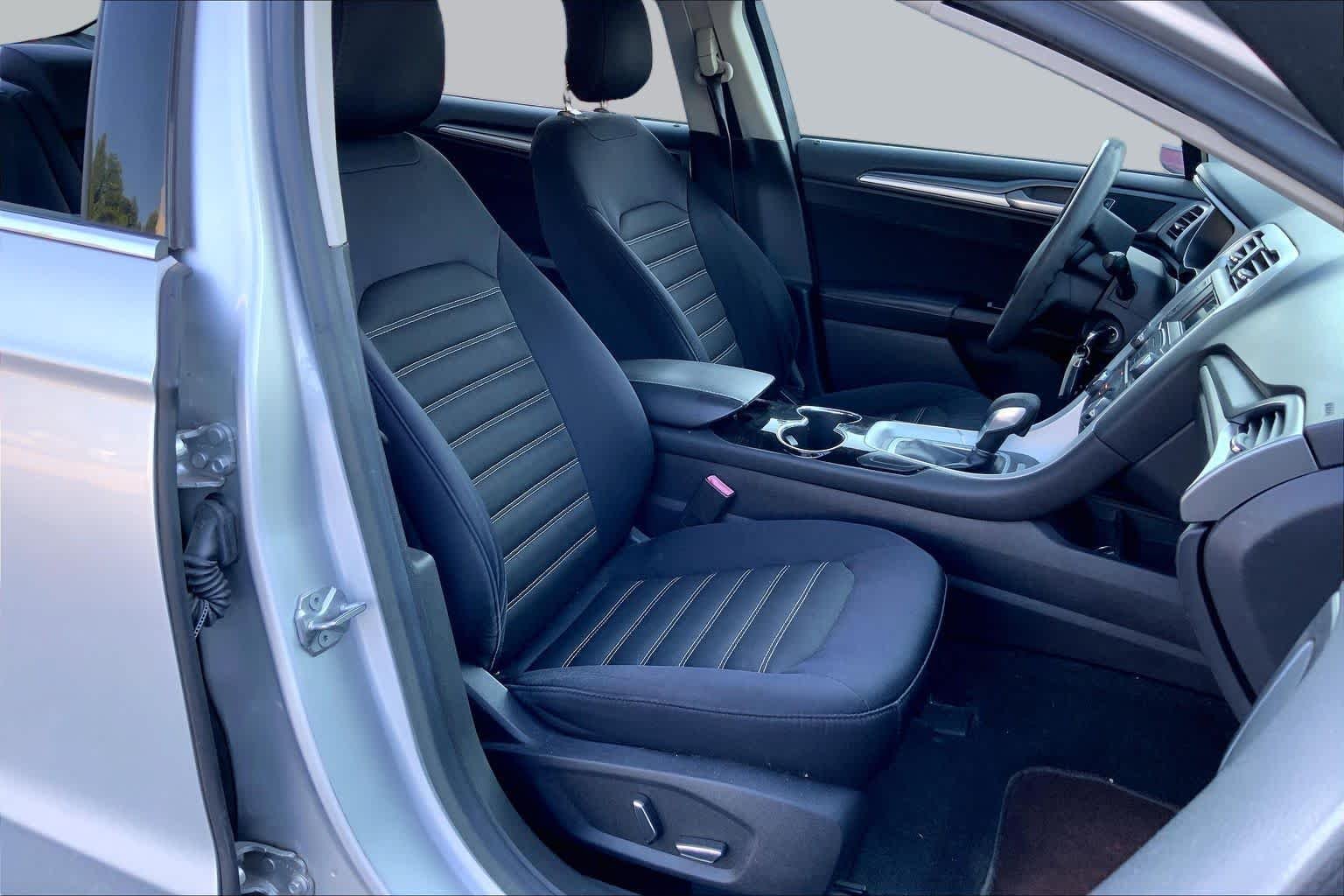 Used 2015 Ingot Silver Ford SE image 7