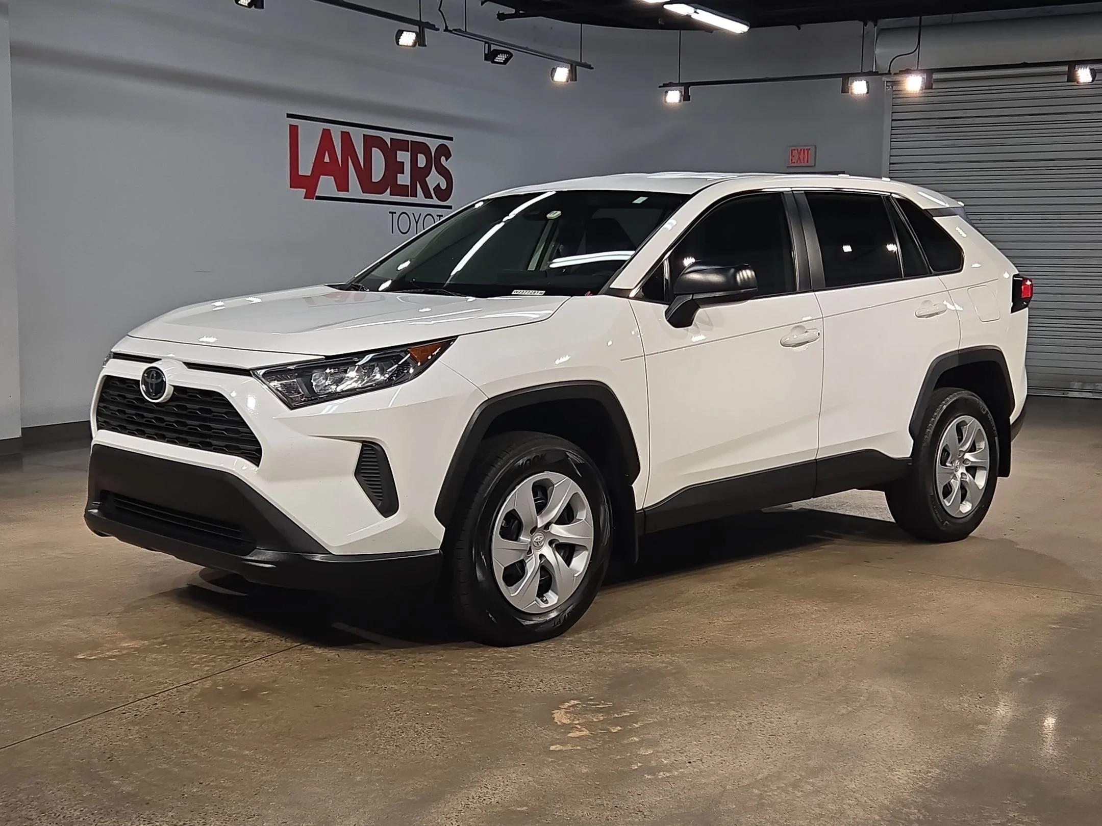 Used 2022 White Toyota LE image 3