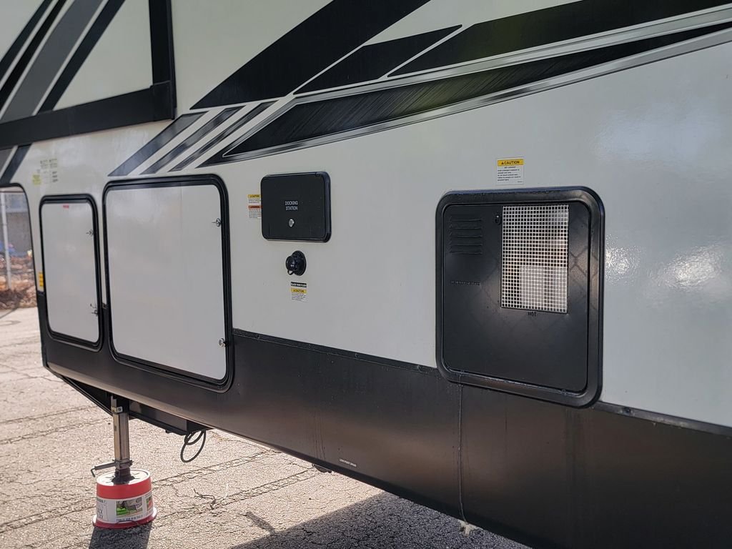 Used 2022  Rogue Toy Hauler image 11