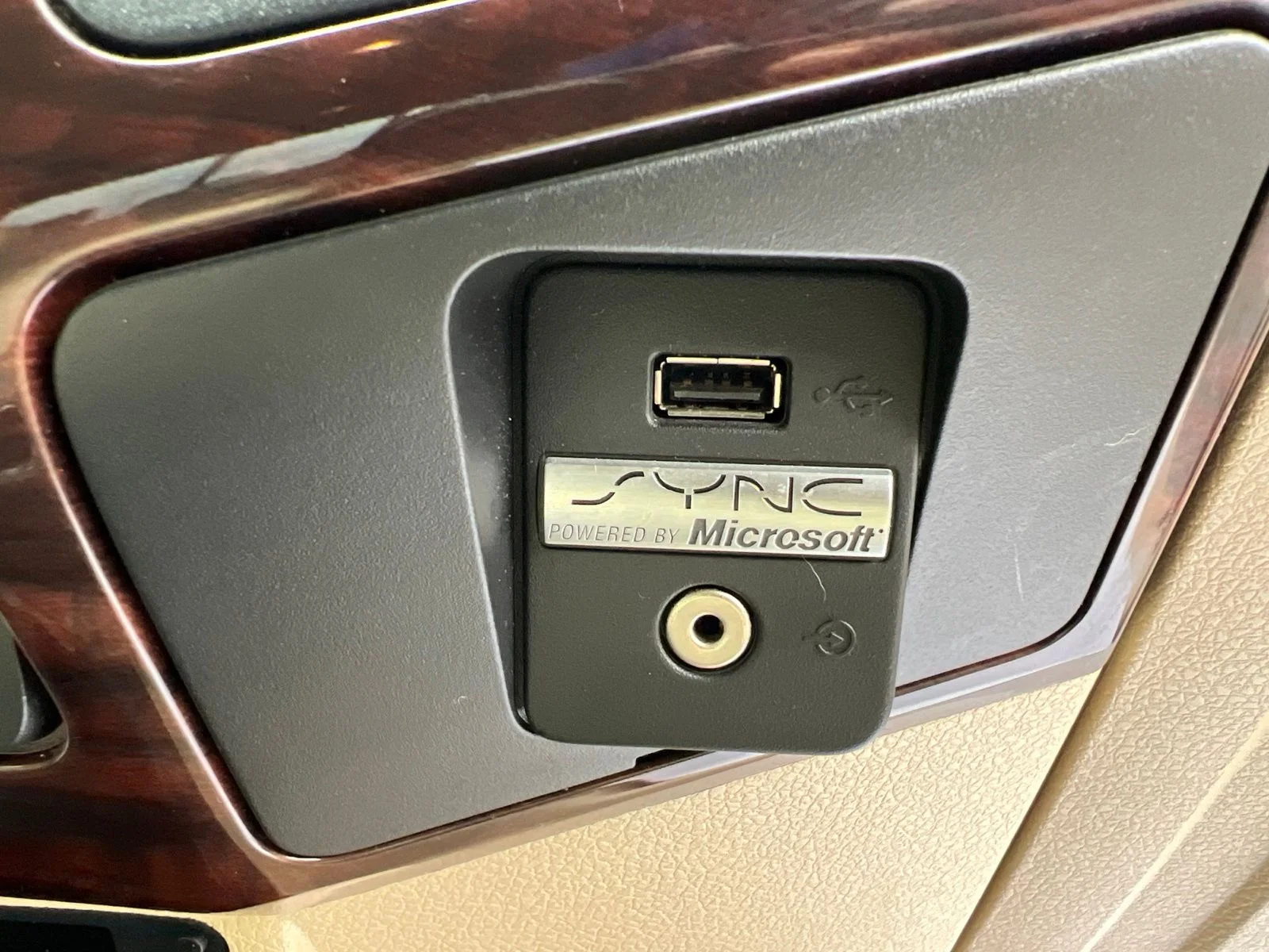 Used 2009 Royal Red Clearcoat Metallic Ford Lariat image 48