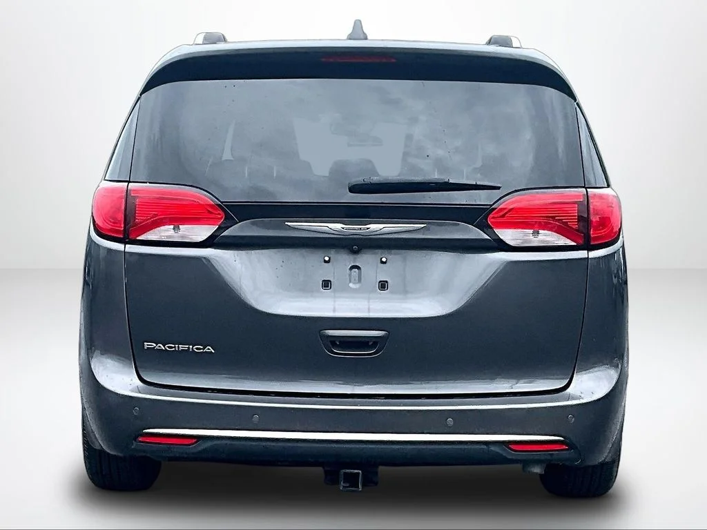 Used 2019 Gray Chrysler Touring L image 4