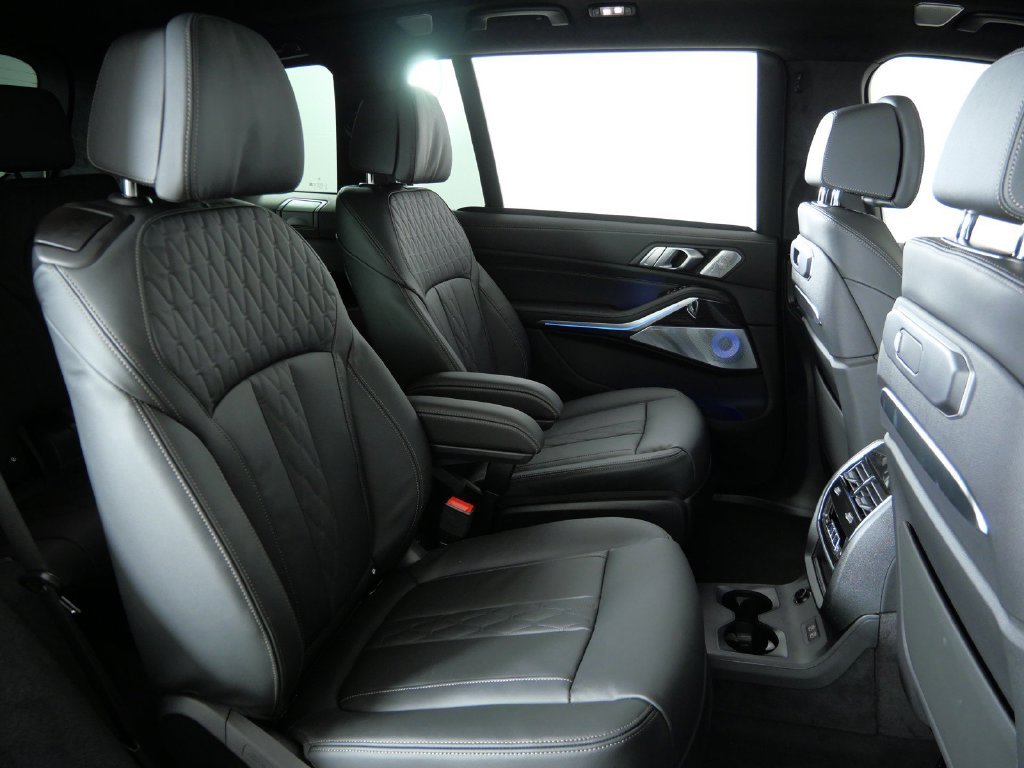 Used 2027 Black BMW xDrive40i image 28