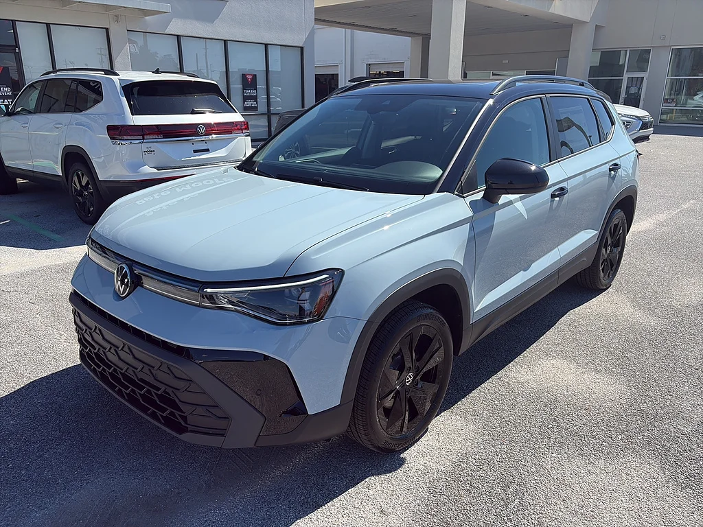 New 2027 Monument Gray w/ Deep Black Roof Volkswagen SE Black FWD image 2