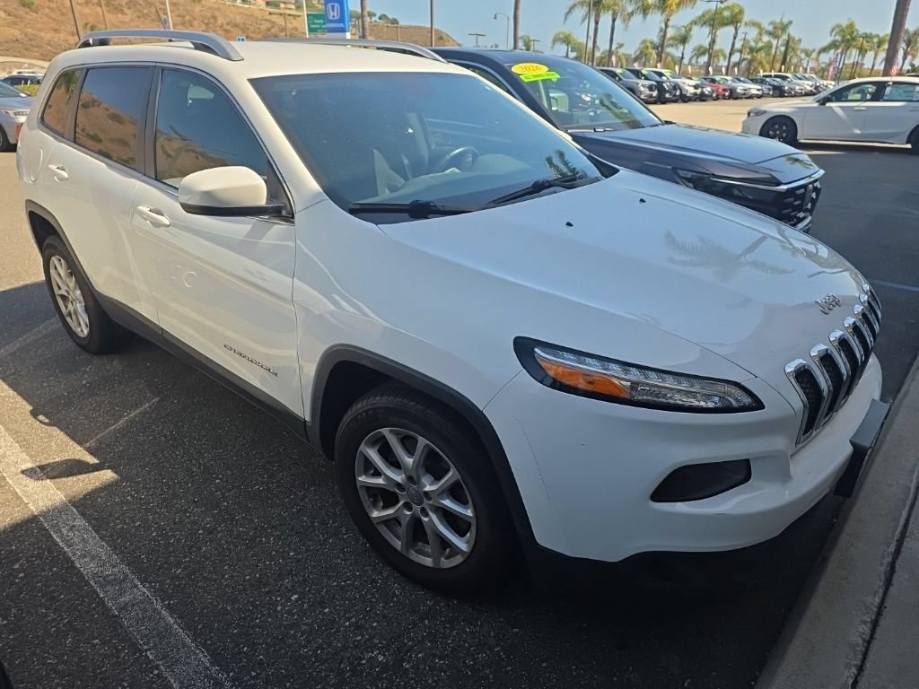 Used 2016 Bright White Clearcoat Jeep Latitude image 3