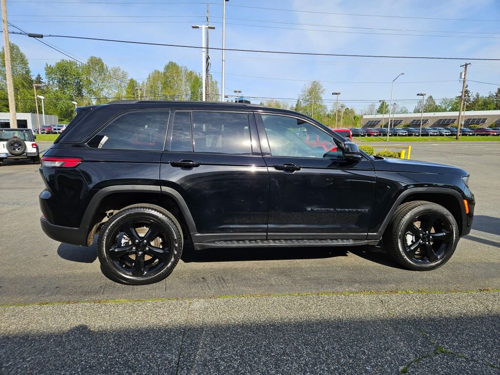 Used 2024 Diamond Black Crystal Pearl Coat Jeep Limited image 6