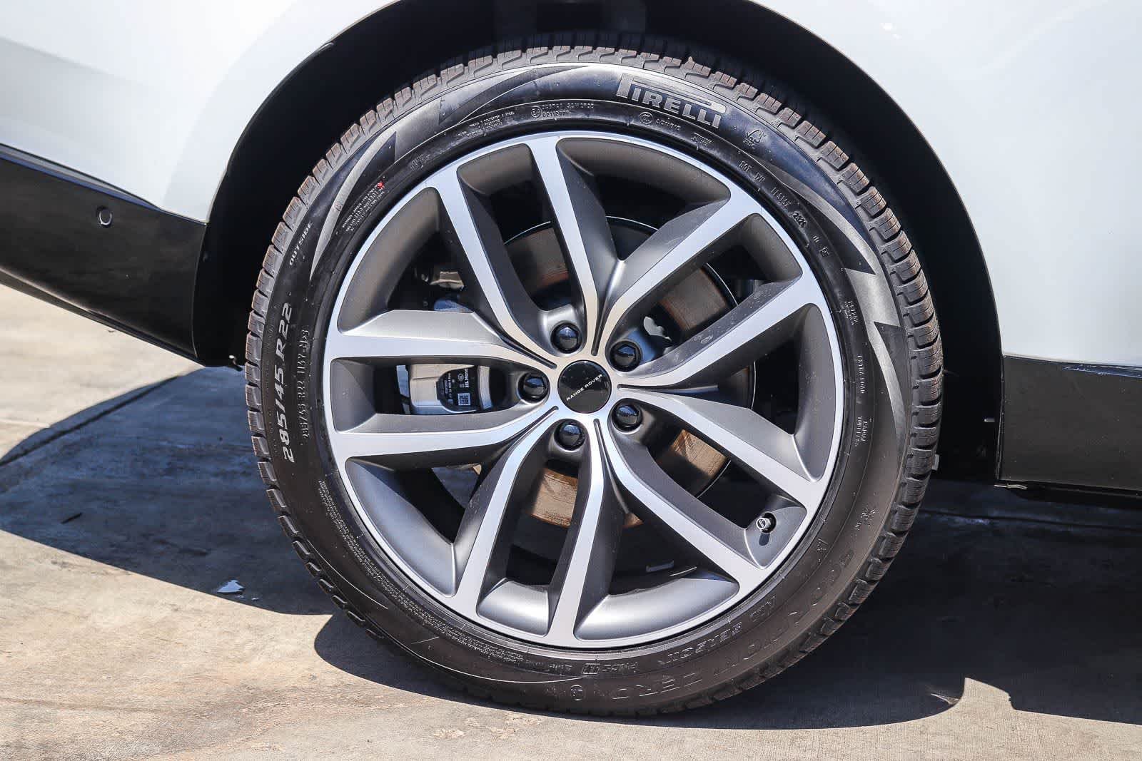 New 2026 Fuji White Land Rover SE image 8