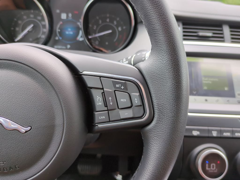 Used 2020  Jaguar SE image 23