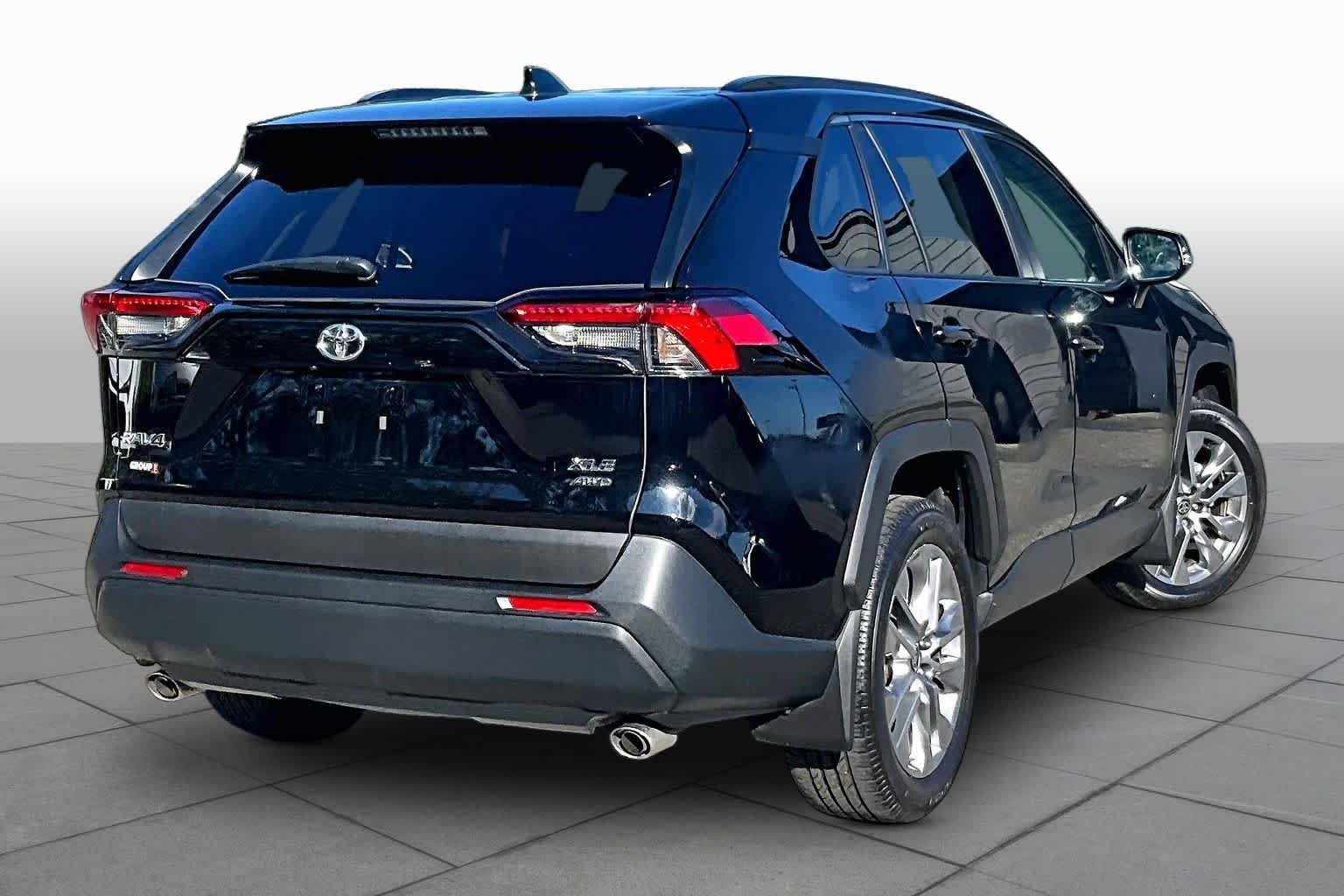 Used 2025 Midnight Black Metallic Toyota XLE Premium image 13