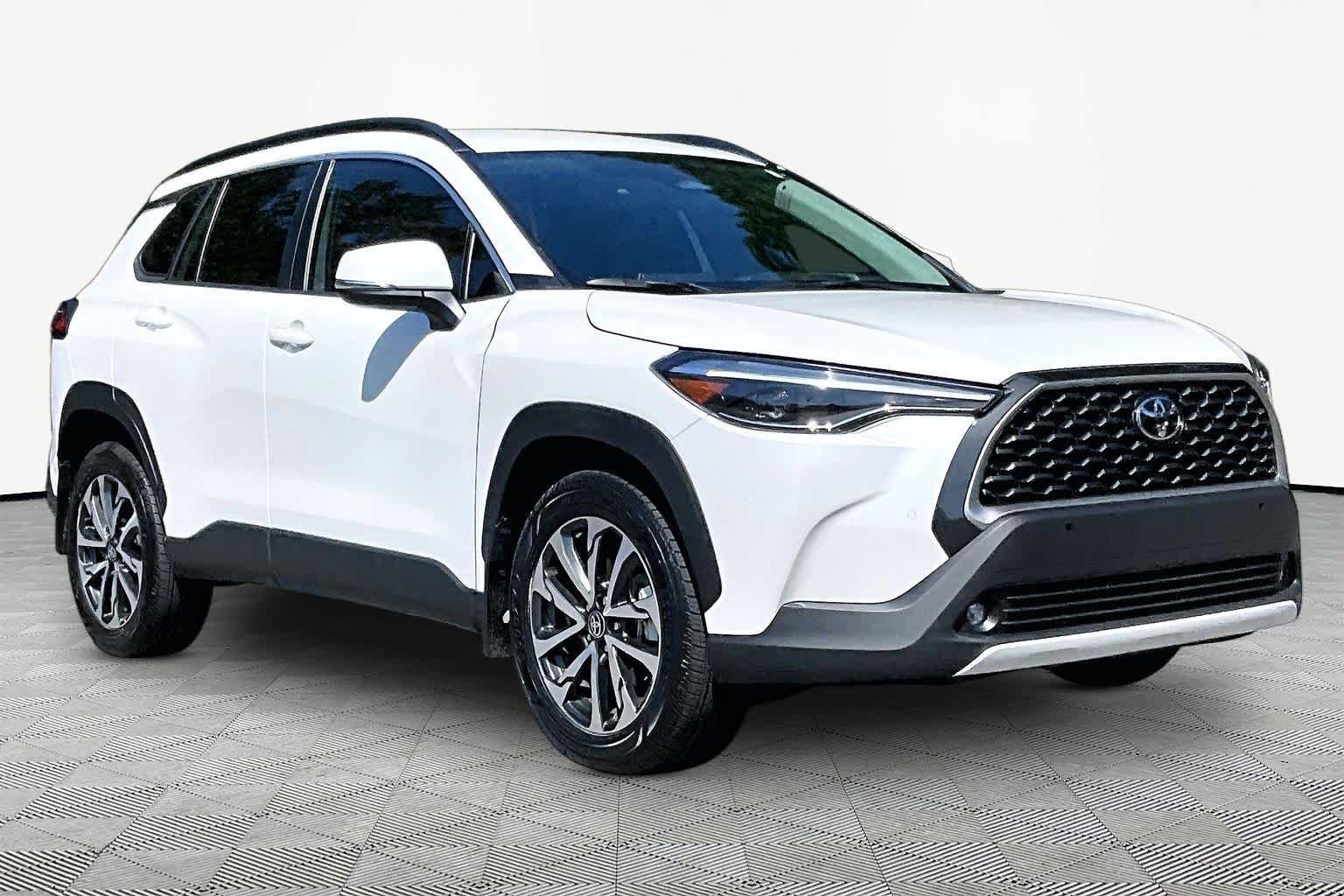 Used 2023 Wind Chill Pearl Toyota XLE image 3