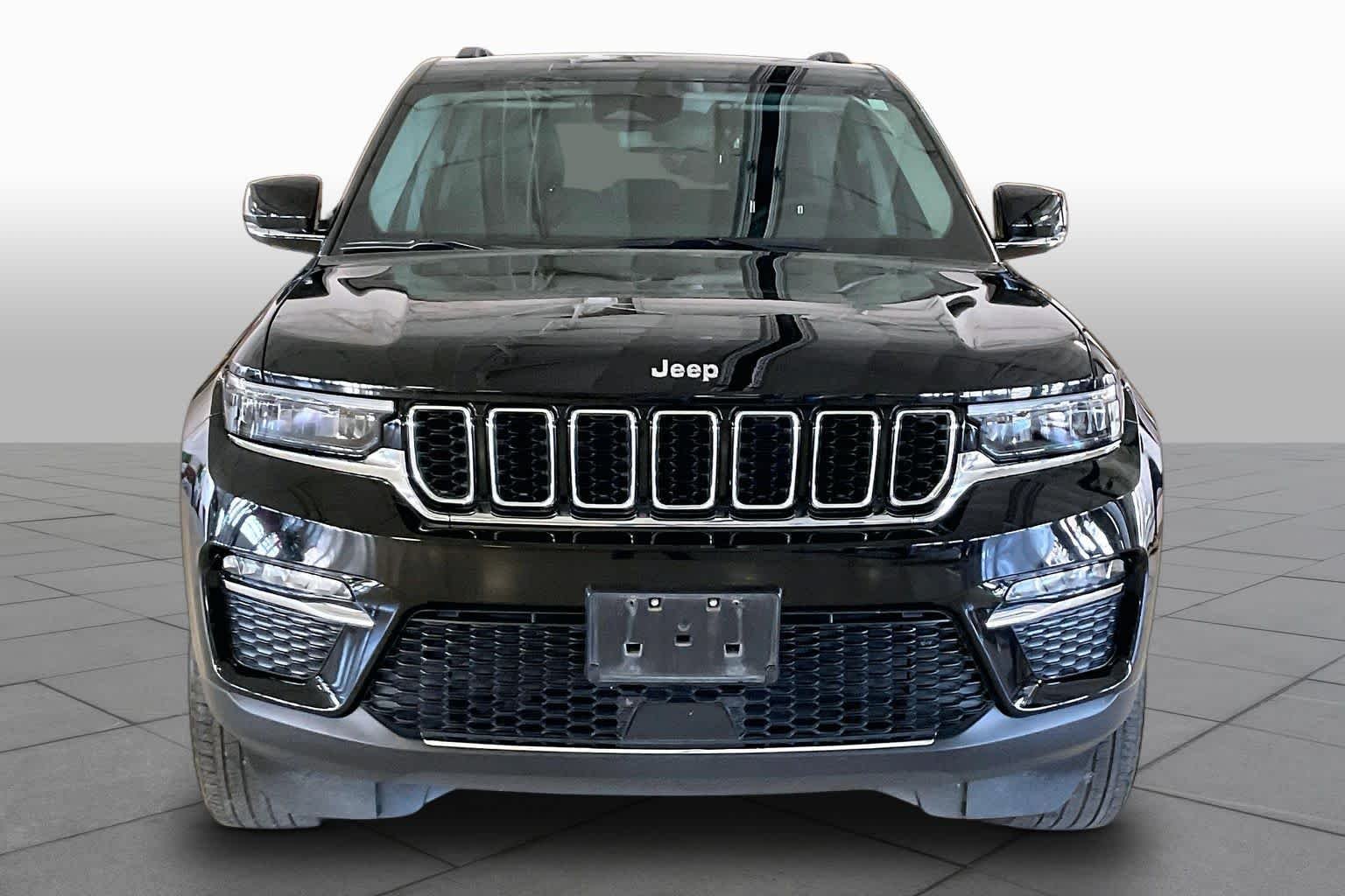 Used 2023 Diamond Black Crystal Pearlcoat Jeep Limited image 3