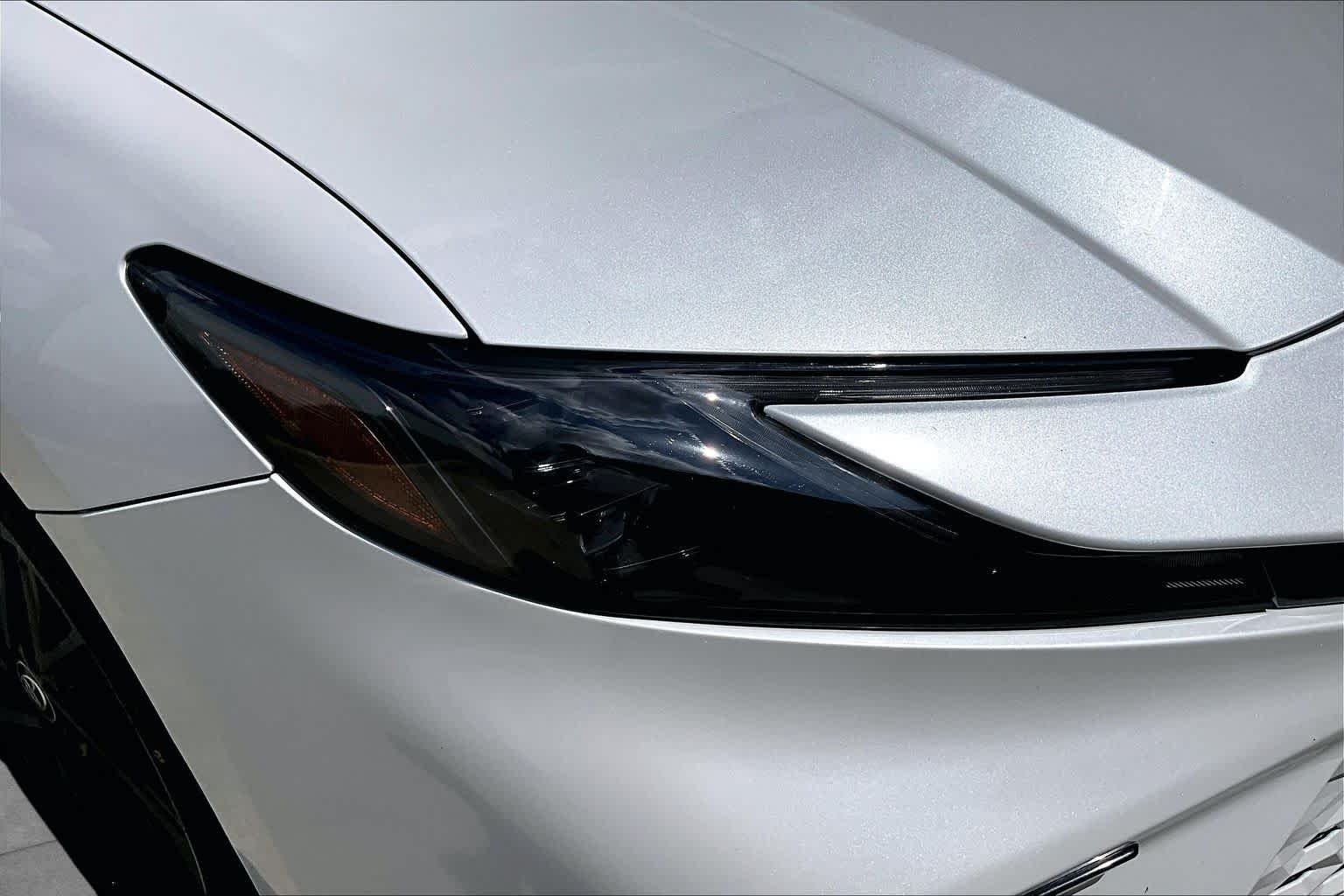Used 2025 Wind Chill Pearl Toyota XSE image 28