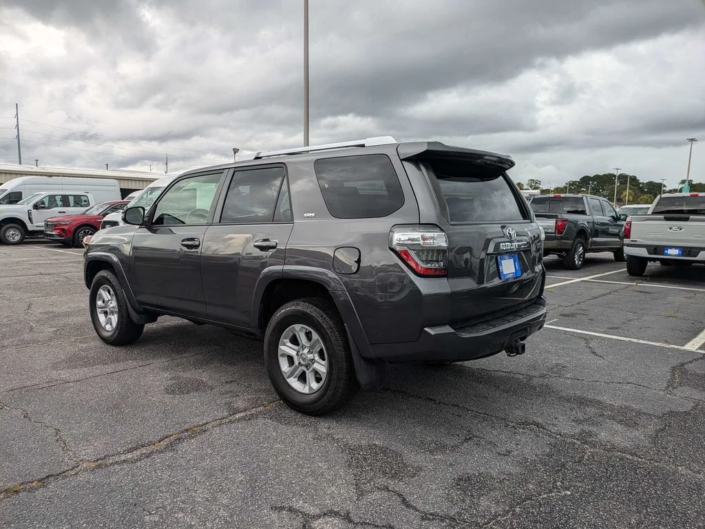 Used 2018 Magnetic Gray Metallic Toyota SR5 Premium image 6